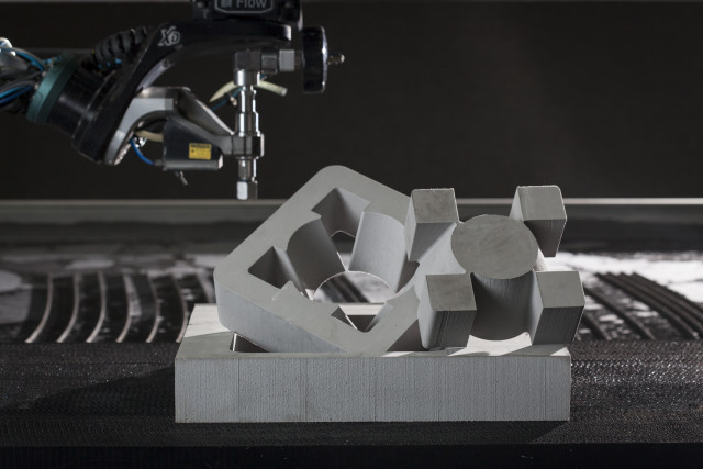 厚厚的泡沫部件由流动马赫4c动态XD切割。 （图片由Flow International提供）